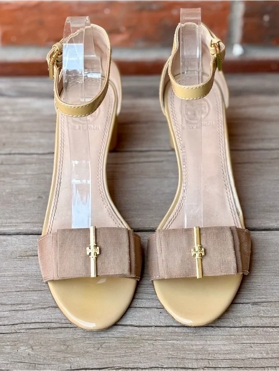 Tory Burch Beige Neutral Patent Leather Ankle Strap Bow Logo Heels Sz 7 - Picture 2 of 10